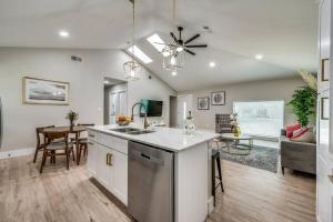 Luxury 4BR,2B Home, Hot Tub, Near DFW Airport, Modern Comfort Awaits - 3hvězdičkové hotely ve městě Irving