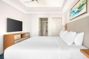 One-Bedroom Queen Suite with Sofa Bed and Bath Tub room in The Cove On Ormond Beach By Diamond Resorts