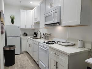 Modern Studio apartment right next to MrC hotel 5 minutes to Rodeo Drive