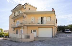 1 Bedroom Nice Apartment In Dugi Rat