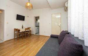 1 Bedroom Nice Apartment In Dugi Rat