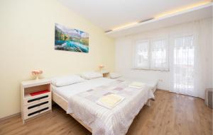 1 Bedroom Nice Apartment In Dugi Rat