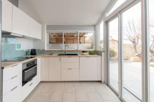 Mon Rêve, charmant cabanon les pieds dans leau à la Madrague, confortable et lumineux