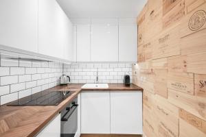 Lovely large 1 bed renovated flat w balcony & 600MB WiFi