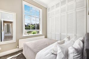 Lovely large 1 bed renovated flat w balcony & 600MB WiFi