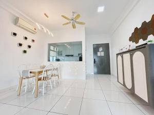 PLATINO, Huge Family 3BR Suite, Few steps to Paradigm Mall & Escape JB