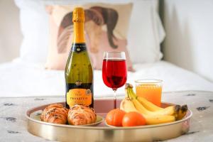 Stylish 6 Bedroom 3 Bathroom Detached House with Free Parking, Super-Fast Wifi, Pool Table, Smart TVs with Netflix by Yoko Property