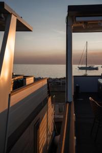 The Sea Lodges Novigrad - Hausboot Floating Sea House