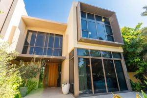 Dubai Hills - Modern 5 Bedroom Expansive Villa by TLRE Holiday Homes