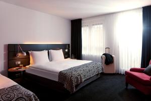 Comfort Triple Room with Kitchenette room in THE MADISON Hotel Hamburg