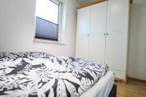 Ferienwohnungen Meerfarbig Zingst - HAUSTIERFREI -Terrasse mit Strandkorb oder Balkon - Glasfaser - Parkplatz - Fahrradschuppen - Waschtrockner - E-Ladesäule- ruhig und zentral - Nichtraucher