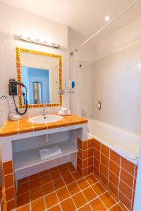 Hotels Hotel l'Orangeraie : Chambre Double Confort - Vue sur Mer