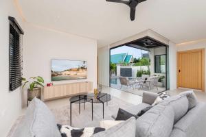 Villa Plunge by Tropiclook