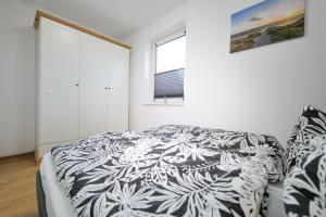 Ferienwohnungen Meerfarbig Zingst - HAUSTIERFREI -Terrasse mit Strandkorb oder Balkon - Glasfaser - Parkplatz - Fahrradschuppen - Waschtrockner - E-Ladesäule- ruhig und zentral - Nichtraucher