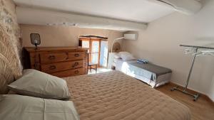 Maisons de vacances Gite Aigues Vives - Les Jardins : photos des chambres