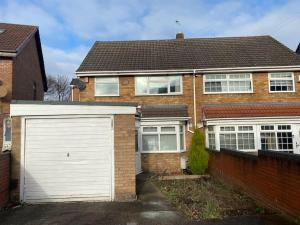 Cozy 4 Bedroom House in Smethwick with 4 bathrooms perfect for contractors and families