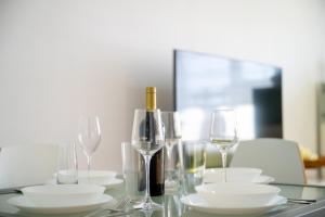 Bright 1BDR with Balcony