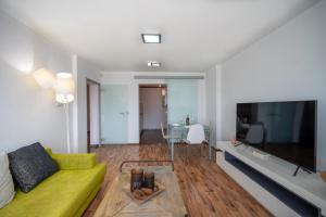 Bright 1BDR with Balcony