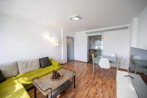 Bright 1BDR with Balcony