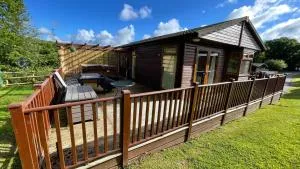 Conkers Lodge for 6 with Hot Tub & Secluded Decking - Spa Resort in Devon - Luton