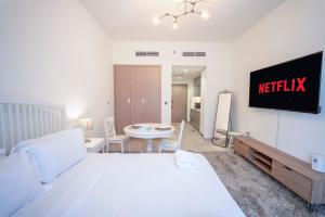 AWS Holiday Homes - Cozy Studio in Azizi Riviera