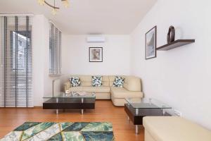 Bright Apartment near ICE Kraków with Air Conditioning and Parking by Noclegi Renters