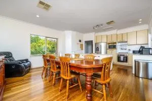 Spacious 4BR Comfort and Convenience in Fadden - Tuggeranong