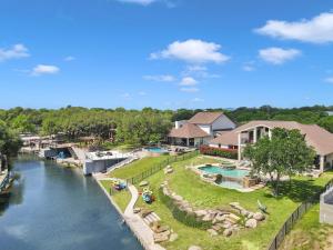 Waterfront House on Lake LBJ Cove and Concierge Services
