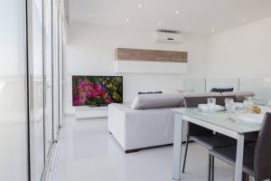 Seaside escape 2BED with views! by Homely