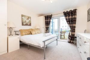 BLUE WATERS 5 by BOURNECOAST - A Stylish Flat with Balconies near the Sandy Beaches - FM9625