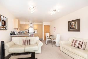 BLUE WATERS 5 by BOURNECOAST - A Stylish Flat with Balconies near the Sandy Beaches - FM9625