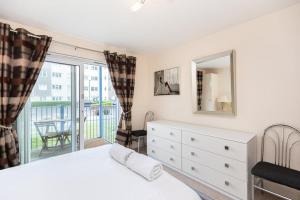 BLUE WATERS 5 by BOURNECOAST - A Stylish Flat with Balconies near the Sandy Beaches - FM9625