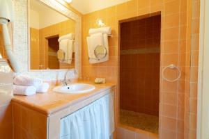 Hotels Hotel l'Orangeraie : Chambre Triple côté Colline