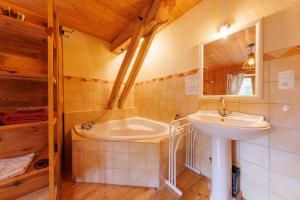 Maisons de vacances Moulin du Bateau - Gite de Charme - Piscine - Nature : photos des chambres