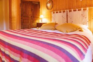 Maisons de vacances Moulin du Bateau - Gite de Charme - Piscine - Nature : photos des chambres