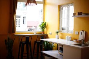 Large Window- Quiet- Old Quarter