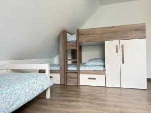 Maisons de vacances Les dunes, maison neuve 8 p bien equipee jardin clos, parking, garage a 850 m de la plage et centre bourg, sur plages du debarquement pres Arromanches et Bayeux : photos des chambres