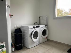 Maisons de vacances Les dunes, maison neuve 8 p bien equipee jardin clos, parking, garage a 850 m de la plage et centre bourg, sur plages du debarquement pres Arromanches et Bayeux : photos des chambres