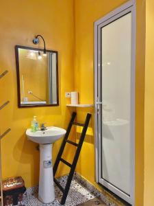 Large Window- Quiet- Old Quarter