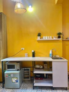 Large Window- Quiet- Old Quarter