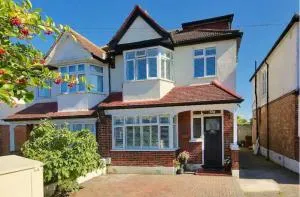 Modern 5 Bed 3 Bath House - Morden