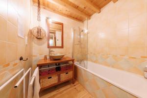 Maisons de vacances Moulin du Bateau - Gite de Charme - Piscine - Nature : photos des chambres