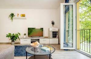 Riverside Apartment No2