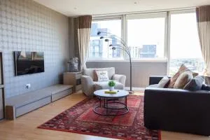 Riverside Flat with Stunning Views - Whiteinch