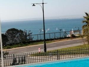 lindo depto en Concón con piscina temperada a pasos del mar