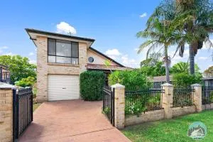 Comfort and Style 2-Bed Townhouse in Ingleburn - Leumeah