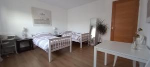 private rooms in luxury villa, free parking, close to the center