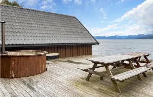4 Bedroom Nice Home In Midsund - Tomrefjord