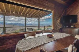 Dreamy Penrose Cabin with Panoramic Mountain Views - Etowah