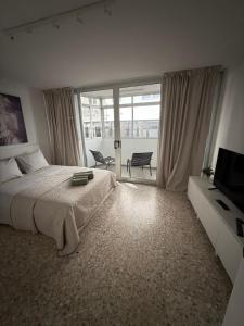 Lovely 2 Bedroom with Balcony